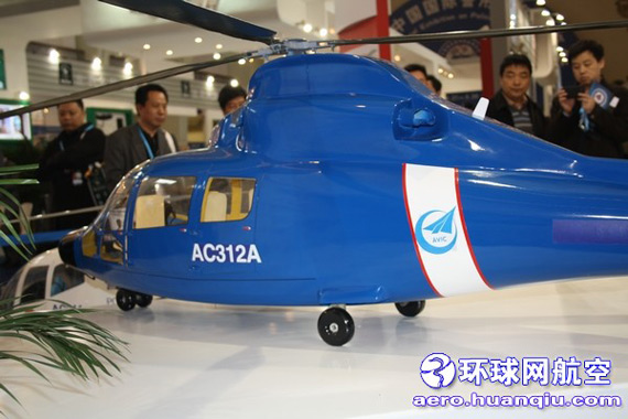 國產直升機展臺前人頭攢動攝影張加軍